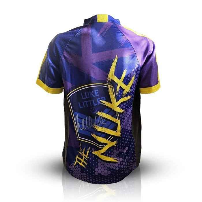 Achterkant van een paars-blauw dartshirt gesigneerd door Luke Littler. Hoofdafbeelding
