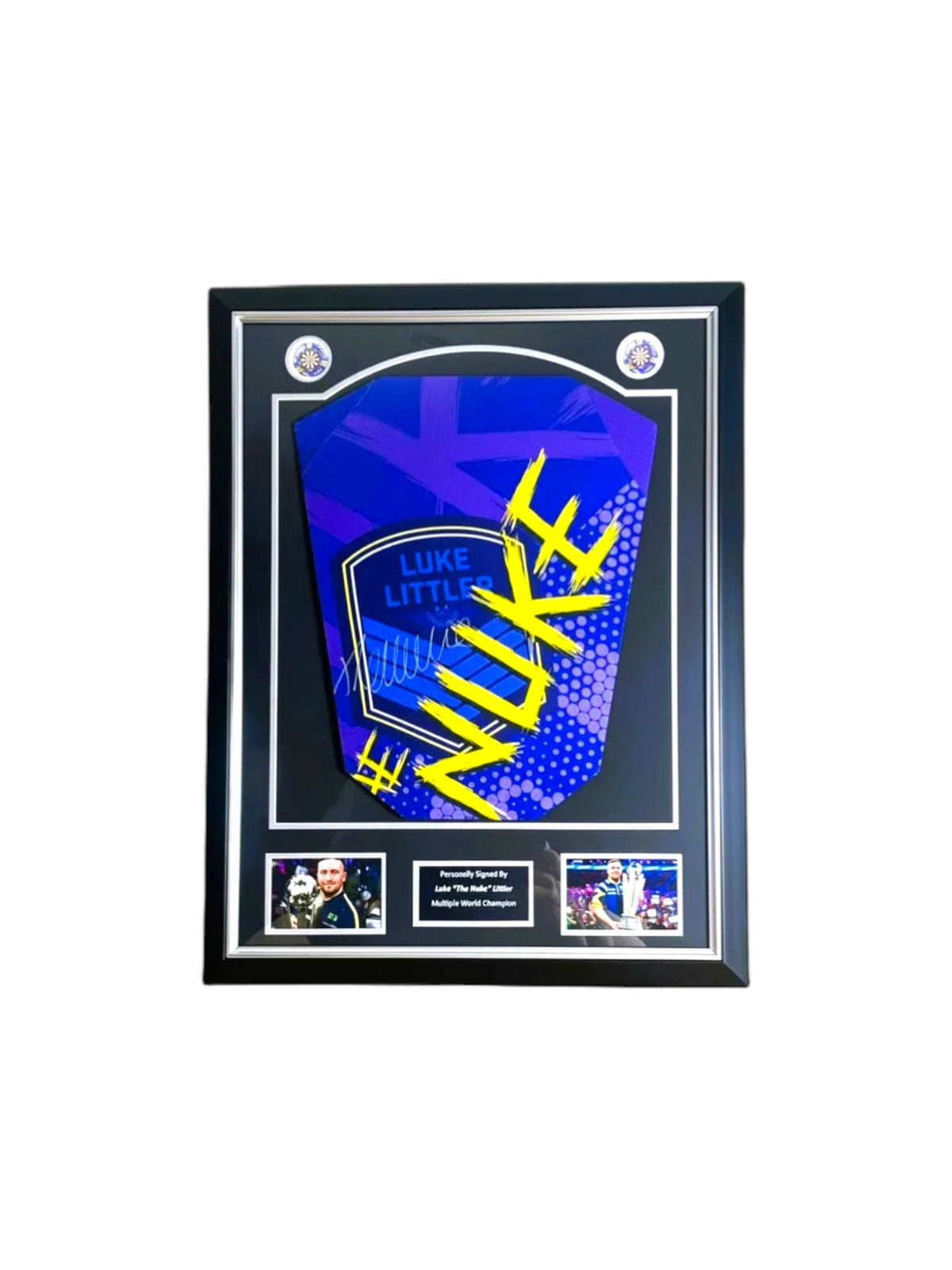 Ingelijst dartshirt gesigneerd door Luke Littler met twee foto’s en naamplaatje. Hoofdafbeelding