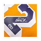 Detail van de handtekening van Magic Johnson op het Los Angeles Lakers basketbalshirt met authenticiteitssticker