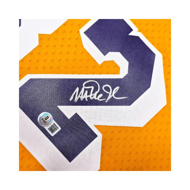 Detail van de handtekening van Magic Johnson op het Los Angeles Lakers basketbalshirt met authenticiteitssticker
