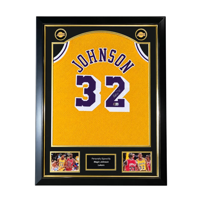 Magic Johnson gesigneerd Los Angeles Lakers basketbalshirt met rugnummer 32, professioneel ingelijst in Deluxe Frame