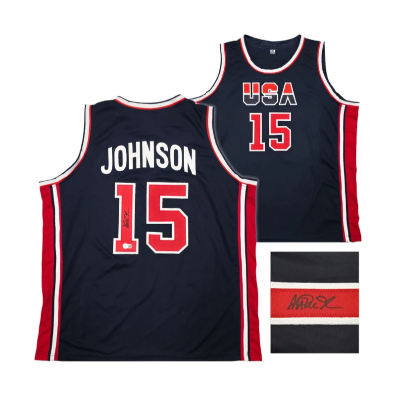 Magic Johnson gesigneerd USA Dream Team basketbalshirt met rugnummer 15, voor- en achterkant met handtekening-detail