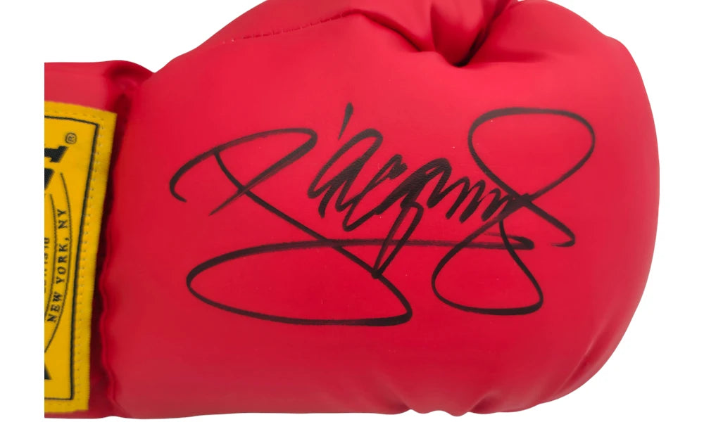 Close-up van de zwarte handtekening van Manny Pacquiao op een rode Everlast bokshandschoen, met de handtekening duidelijk in beeld.
