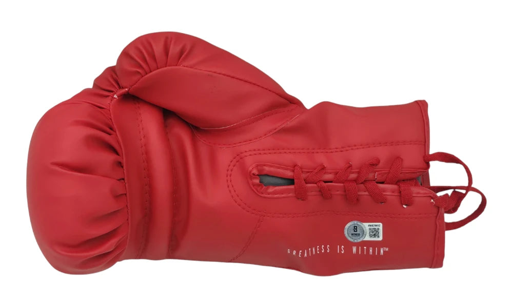 Achterkant van de rode Everlast bokshandschoen gesigneerd door Manny Pacquiao, met vetersluiting, stiknaden en zichtbare authenticiteitssticker.