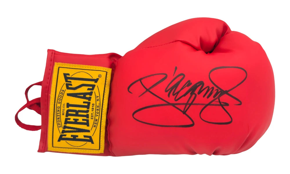 Detailfoto van een rode Everlast bokshandschoen met zwarte handtekening van Manny Pacquiao en zichtbaar geel Everlast-logo. Main image
