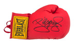 Detailfoto van een rode Everlast bokshandschoen met zwarte handtekening van Manny Pacquiao en zichtbaar geel Everlast-logo.