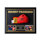 Vooraanzicht van een ingelijste rode Everlast bokshandschoen gesigneerd door Manny Pacquiao, in een zwart-gouden Deluxe Frame met twee boksfoto's.