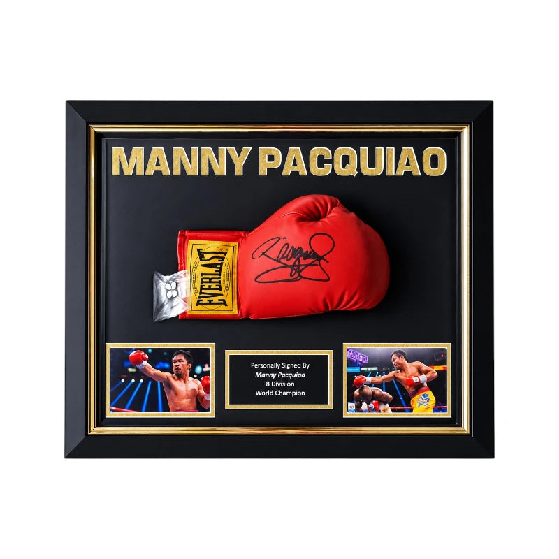 Vooraanzicht van een ingelijste rode Everlast bokshandschoen gesigneerd door Manny Pacquiao, in een zwart-gouden Deluxe Frame met twee boksfoto's.