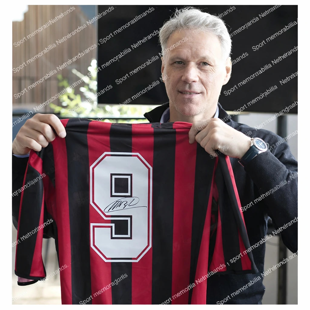 Marco van Basten toont een gesigneerd AC Milan shirt met nummer 9 – authentiek gesigneerd voetbalshirt.