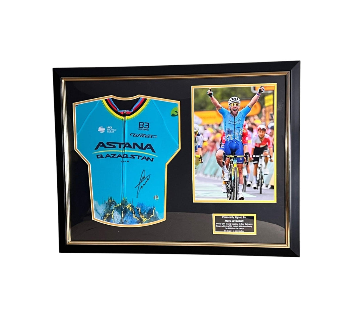 Ingelijst Astana wielershirt gesigneerd door Mark Cavendish met wielerfoto en naamplaatje.