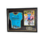 Ingelijst Astana wielershirt gesigneerd door Mark Cavendish met wielerfoto en naamplaatje.