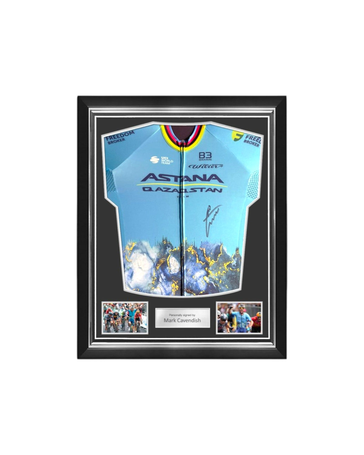 Ingelijst blauw Astana wielershirt gesigneerd door Mark Cavendish met twee wielerfoto’s. Hoofdafbeelding