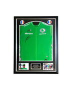 Ingelijst groen Tour de France wielershirt gesigneerd door Mark Cavendish met twee wielerfoto’s.