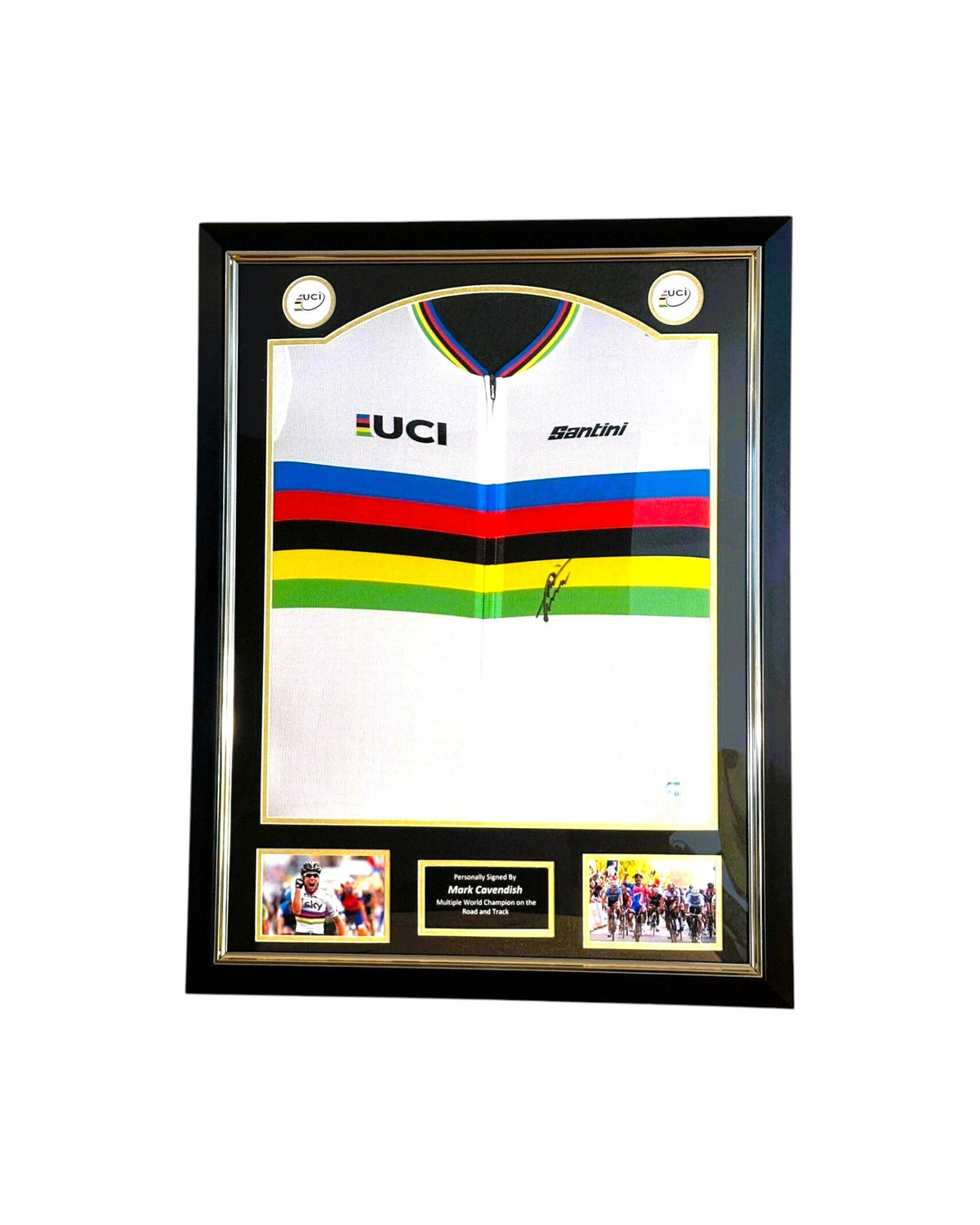 Ingelijst wereldkampioen wielershirt gesigneerd door Mark Cavendish met twee wielerfoto’s.