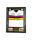 Ingelijst wereldkampioen wielershirt gesigneerd door Mark Cavendish met twee wielerfoto’s.