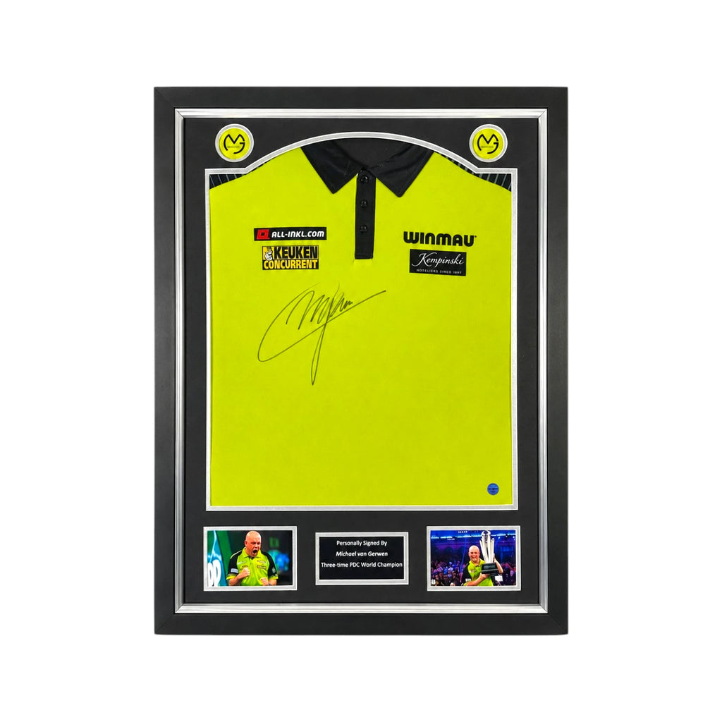 Professioneel ingelijst Winmau dartshirt gesigneerd door Michael van Gerwen met foto's en naamplaatje.