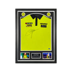 Professioneel ingelijst Winmau dartshirt gesigneerd door Michael van Gerwen met foto's en naamplaatje.