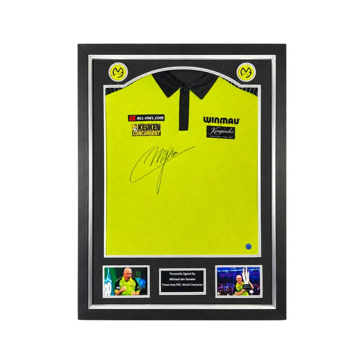 Professioneel ingelijst Winmau dartshirt gesigneerd door Michael van Gerwen met foto's en naamplaatje. Hoofdafbeelding