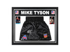 Ingelijste zwarte boksbroek gesigneerd door Mike Tyson met twee bokfoto’s en Amerikaanse vlaggen.