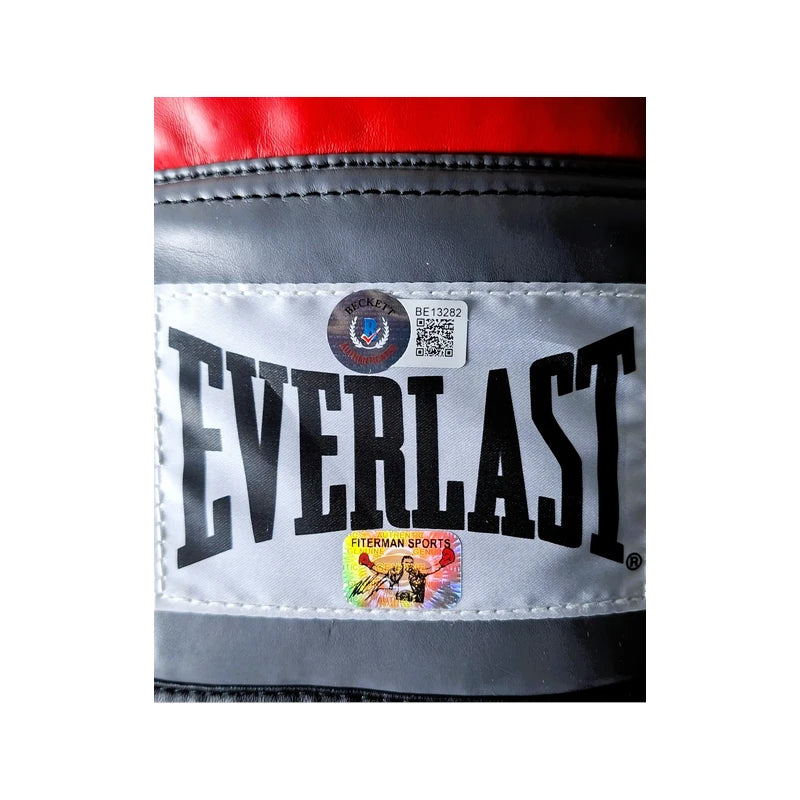 Detailfoto van de Beckett Authentication- en Fiterman Sports-authenticiteitsstickers op de rode Everlast bokshandschoen, gesigneerd door Mike Tyson.