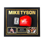 Mike Tyson Deluxe Frame met handgesigneerde rode Everlast bokshandschoen, luxe zwarte lijst, gouden accenten, twee boksfoto's en naamplaat.
