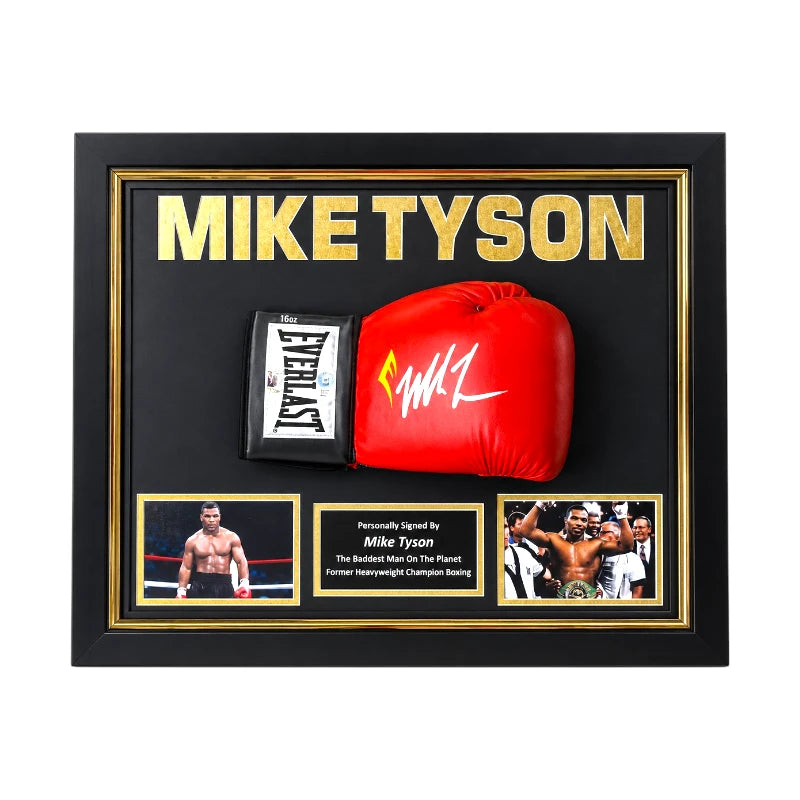 Mike Tyson Deluxe Frame met handgesigneerde rode Everlast bokshandschoen, luxe zwarte lijst, gouden accenten, twee boksfoto's en naamplaat.