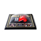 Mike Tyson Deluxe Frame met gesigneerde rode Everlast bokshandschoen, zwarte lijst, gouden details en twee boksfoto's.