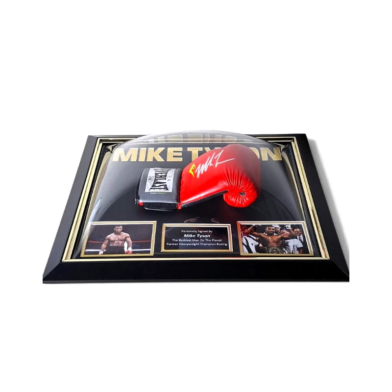 Mike Tyson Deluxe Frame met gesigneerde rode Everlast bokshandschoen, zwarte lijst, gouden details en twee boksfoto's.