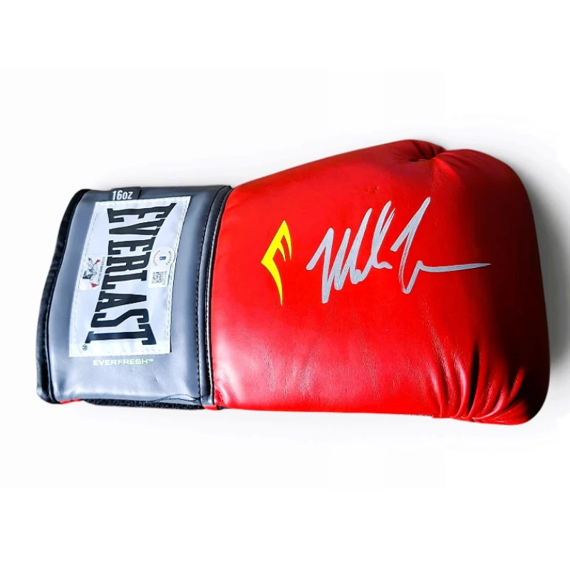 Door Mike Tyson gesigneerde rode Everlast bokshandschoen van 16 oz met zilverkleurige handtekening. Main image