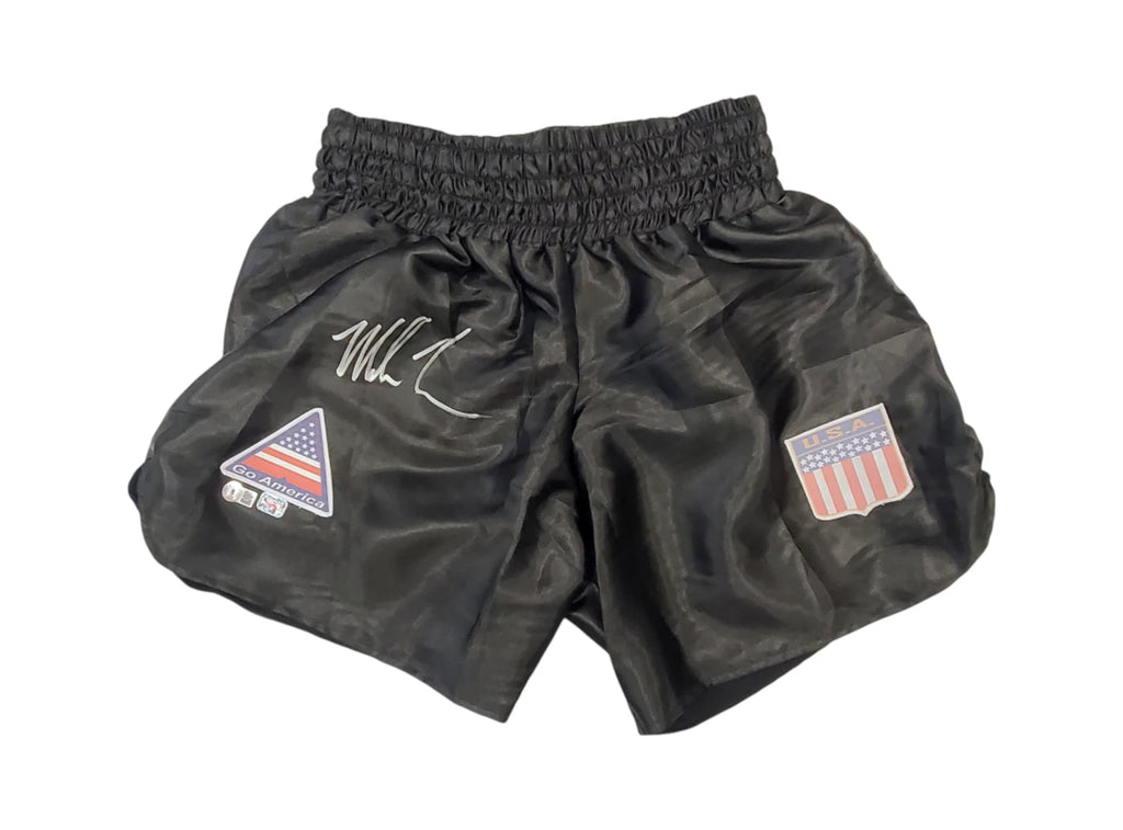 Zwarte boksbroek met Amerikaanse emblemen gesigneerd door Mike Tyson.