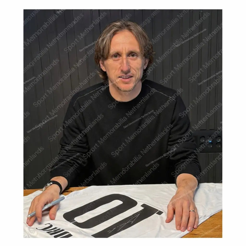 Luka Modrić Gesigneerd AC Milan 2025-26 Thuisshirt - Sport Memorabilia Netherlands Luka Modrić Gesigneerd AC Milan 2025-26 Thuisshirt Gesigneerd Shirt  AC Milan, Certificaat, Gesigneerd, Gesigneerd Shirt, hand gesigneerd, Luka Modrić, persoonlijk gesigneerd, Serie A, Voetbal Memorabilia