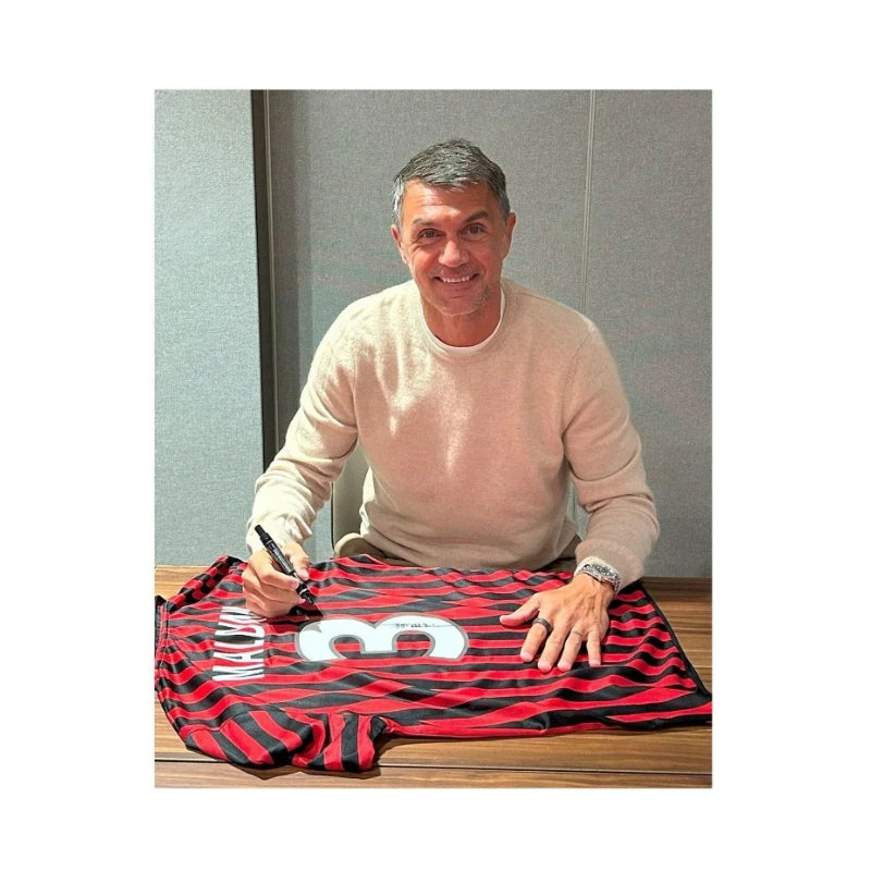 Paolo Maldini tijdens het signeren van een AC Milan Centenary 2000 Home voetbalshirt met rugnummer 3.
