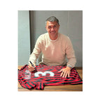 Paolo Maldini tijdens het signeren van een AC Milan Centenary 2000 Home voetbalshirt met rugnummer 3.