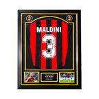 Rood-zwart AC Milan 1988 retro voetbalshirt gesigneerd door Paolo Maldini, met rugnummer 3, professioneel ingelijst in een zwart-gouden Deluxe Frame met twee spelersfoto's.