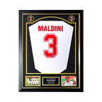 Wit AC Milan 1994 voetbalshirt gesigneerd door Paolo Maldini, met rugnummer 3 en handtekening, professioneel ingelijst in een zwart-gouden Deluxe Frame met foto's.