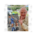 Authenticiteitsfoto bij gesigneerde voetbalfoto van Paul Gascoigne en Vinnie Jones, met het gesigneerde item in beeld.