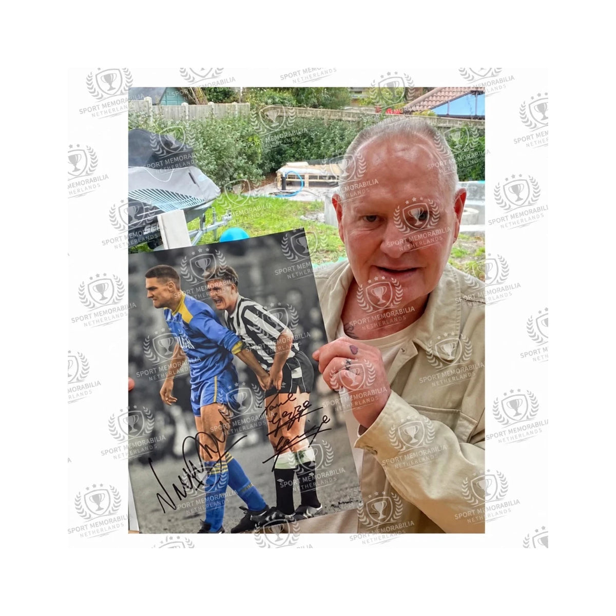 Authenticiteitsfoto bij gesigneerde voetbalfoto van Paul Gascoigne en Vinnie Jones, met het gesigneerde item in beeld.