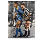 Gesigneerde voetbalfoto van Paul Gascoigne en Vinnie Jones tijdens een bekend wedstrijdmoment.