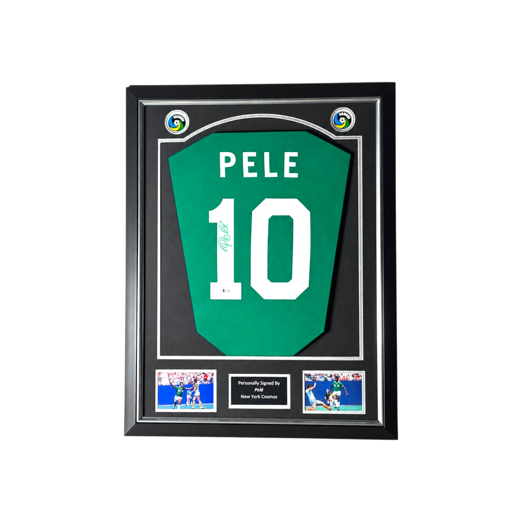 Ingelijst groen nummer 10 voetbalshirt gesigneerd door Pelé met twee wedstrijdfoto’s en naamplaatje.