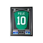 Ingelijst groen nummer 10 voetbalshirt gesigneerd door Pelé met twee wedstrijdfoto’s en naamplaatje.