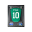Ingelijst groen nummer 10 voetbalshirt gesigneerd door Pelé met twee wedstrijdfoto’s en naamplaatje.