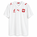 Voorkant van een wit Puma voetbalshirt van Polen met rood nationaal embleem en Puma-logo’s.