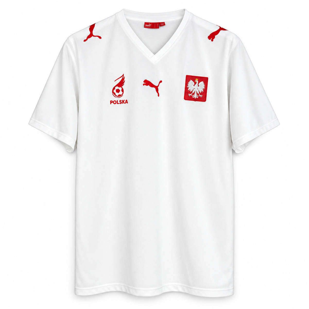 Voorkant van een wit Puma voetbalshirt van Polen met rood nationaal embleem en Puma-logo’s.
