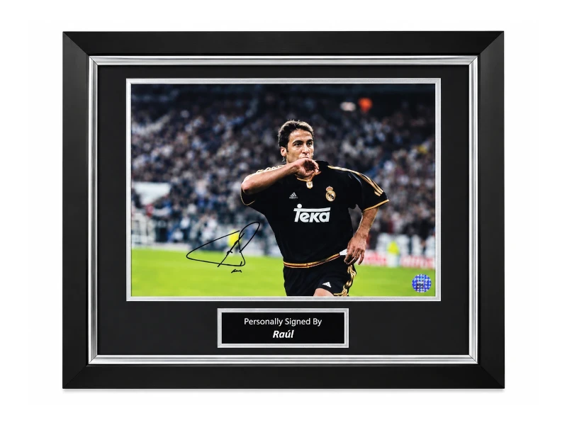 Deluxe ingelijste Real Madrid-foto gesigneerd door Raúl González Blanco met handtekening en naamplaatje.