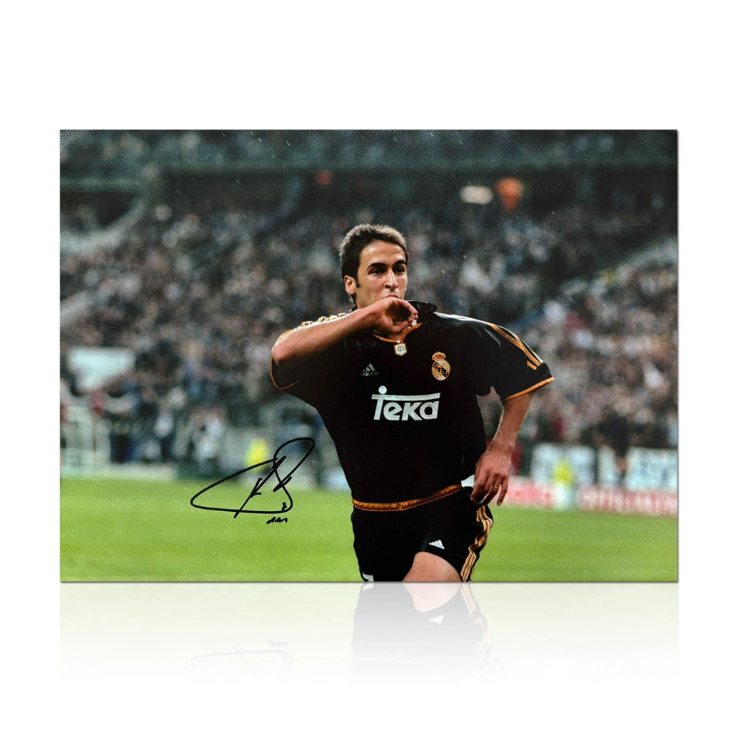 Gesigneerde liggende voetbalfoto van Raúl González in actie voor Real Madrid.
