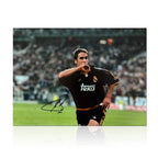 Gesigneerde liggende voetbalfoto van Raúl González in actie voor Real Madrid.