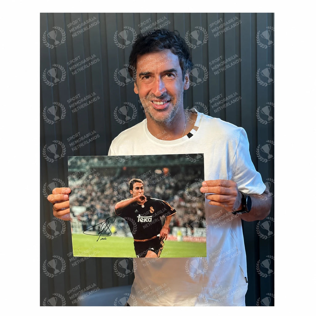 Signing proof van Raúl González met een gesigneerde Real Madrid voetbalfoto.