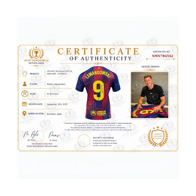 Certificaat van echtheid voor het gesigneerde Robert Lewandowski FC Barcelona 2025-26 voetbalshirt met foto van het signeermoment