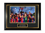 Deluxe ingelijste Barcelona-foto gesigneerd door Robert Lewandowski met trofee, handtekening en naamplaatje.