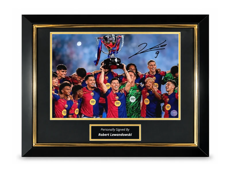 Deluxe ingelijste Barcelona-foto gesigneerd door Robert Lewandowski met trofee, handtekening en naamplaatje. Hoofdafbeelding